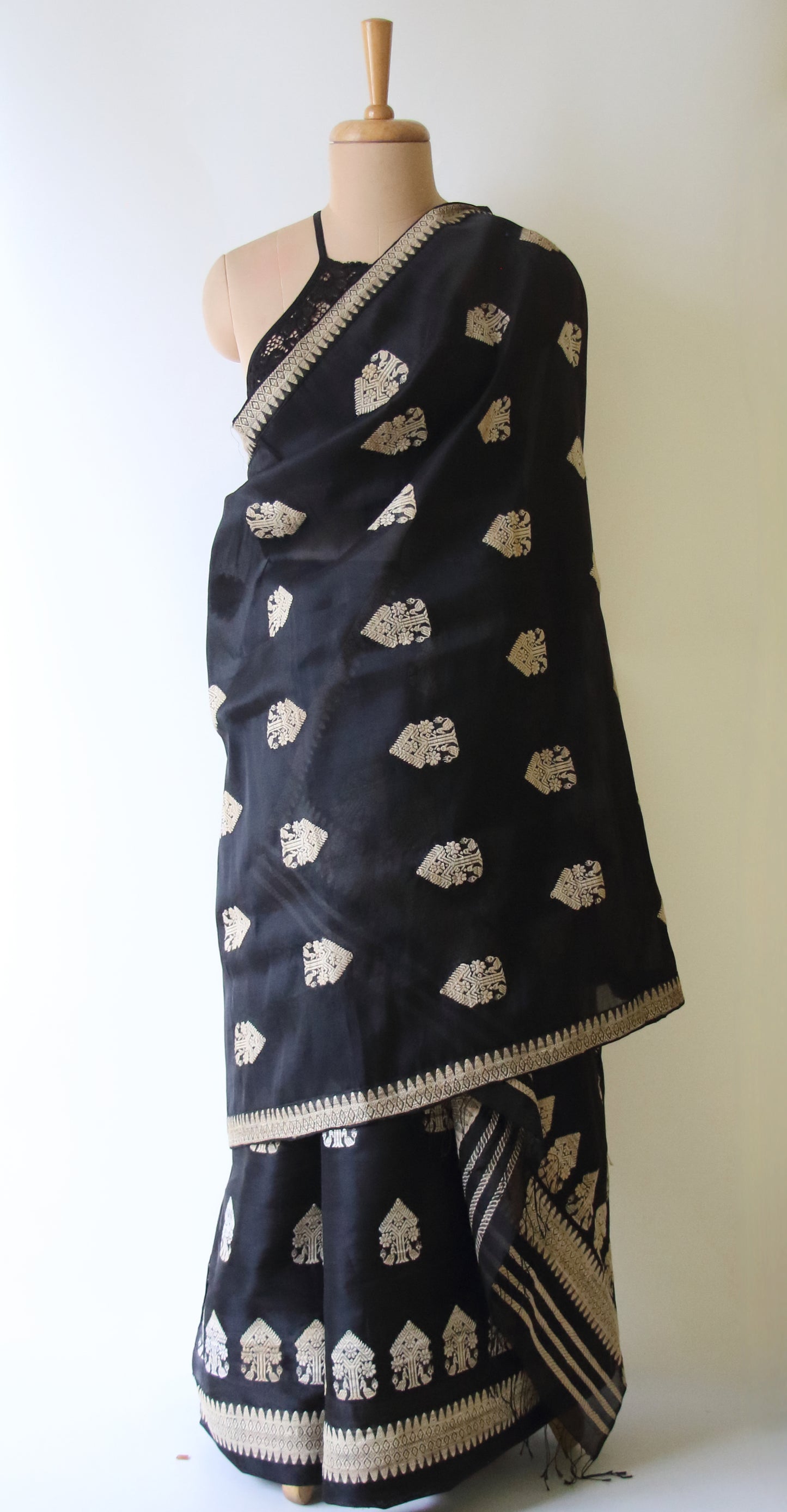 Black Kesa Pat / Organza Handloom Mulberry Silk Mekhla Chador Set