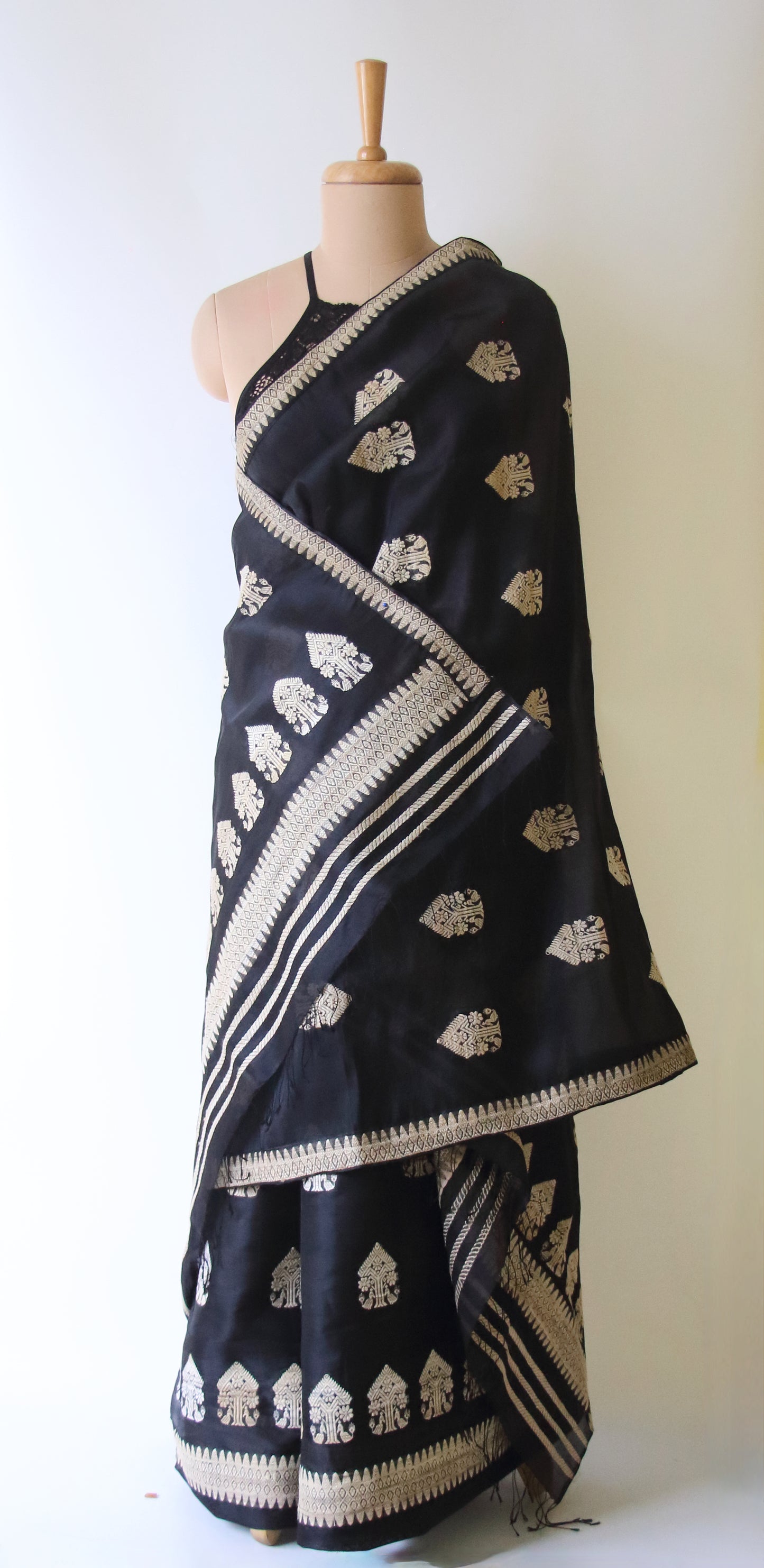 Black Kesa Pat / Organza Handloom Mulberry Silk Mekhla Chador Set
