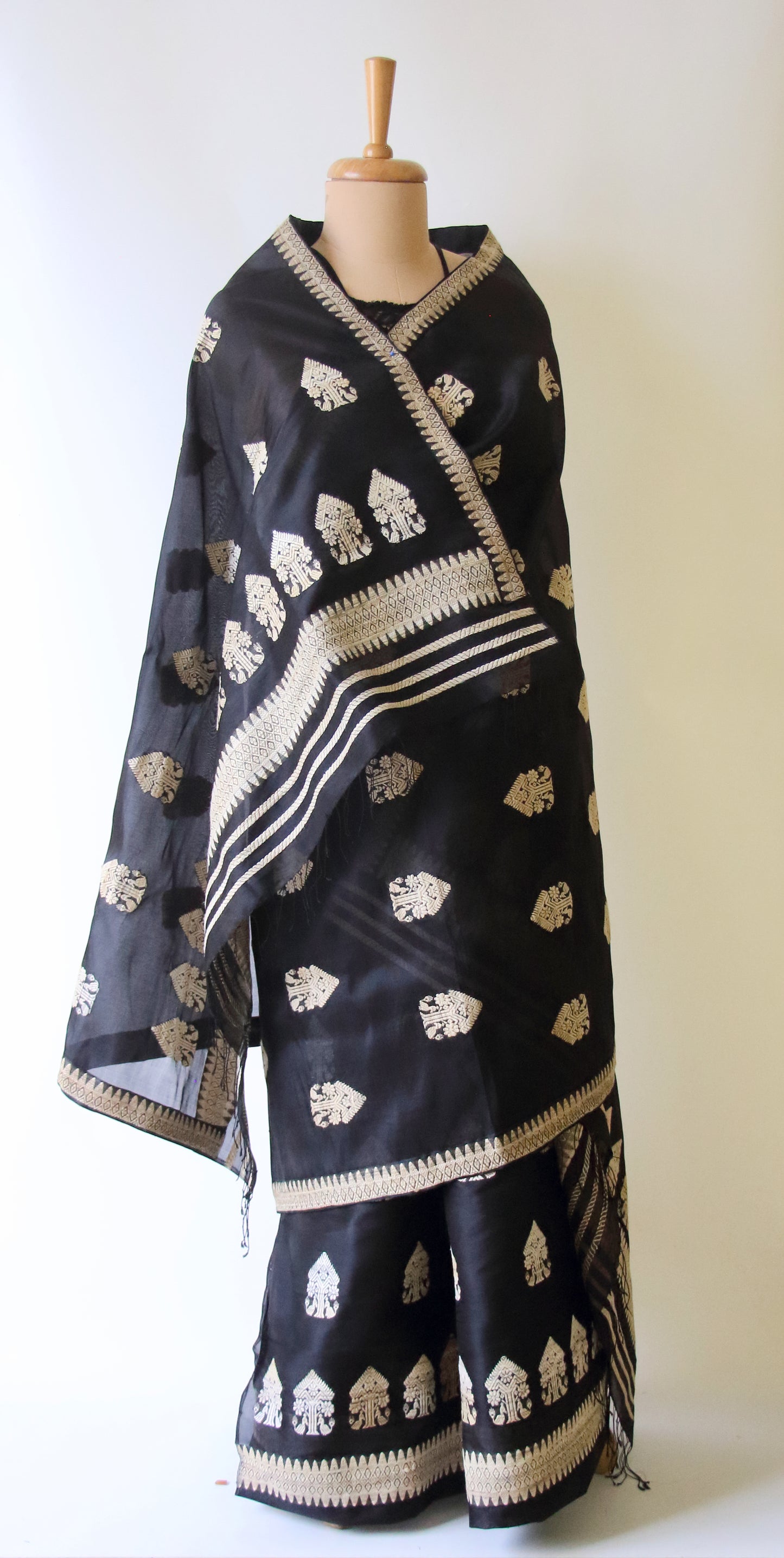Black Kesa Pat / Organza Handloom Mulberry Silk Mekhla Chador Set