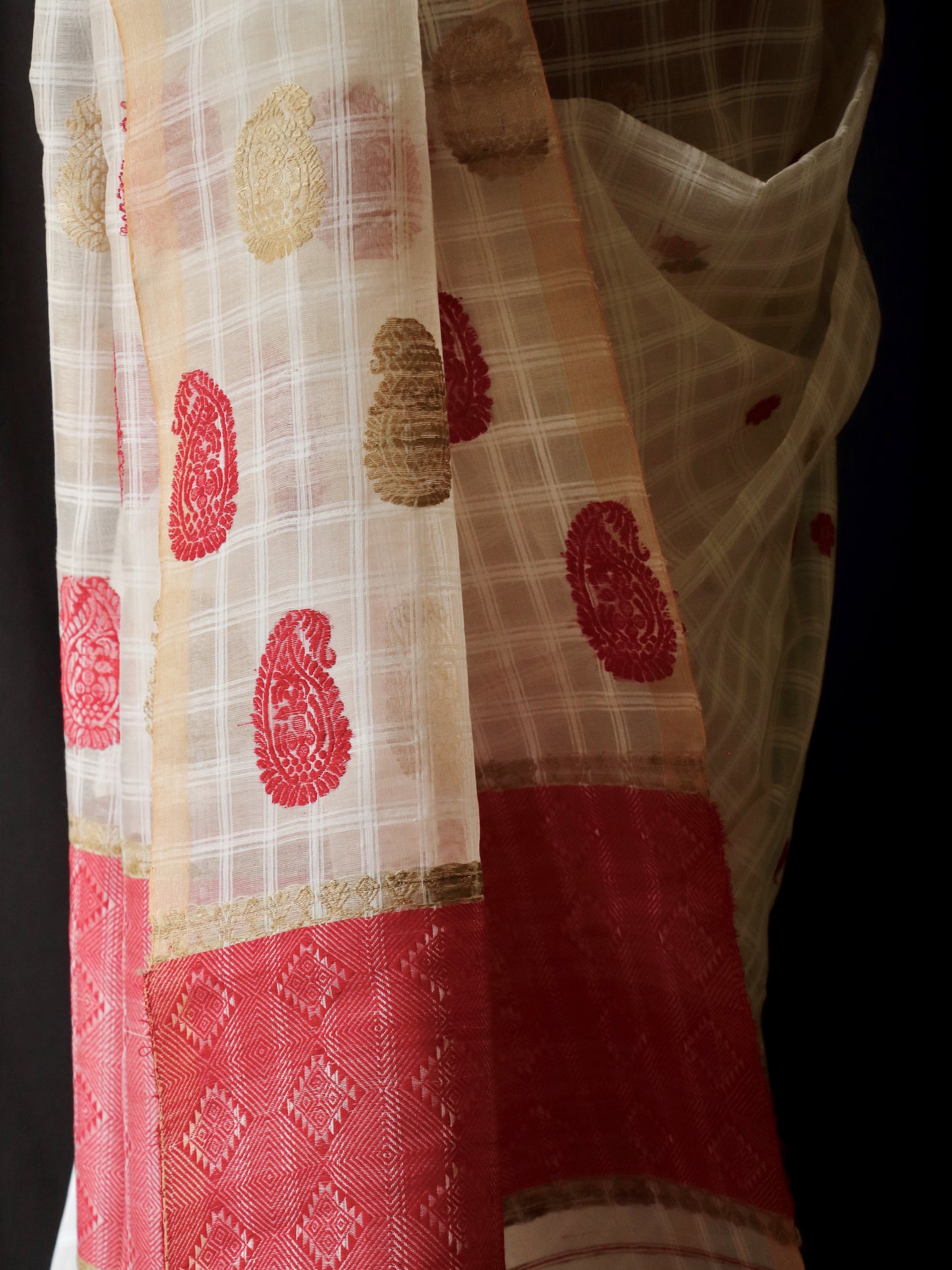 Handloom Garidiya Saree with chequered effect from Assam