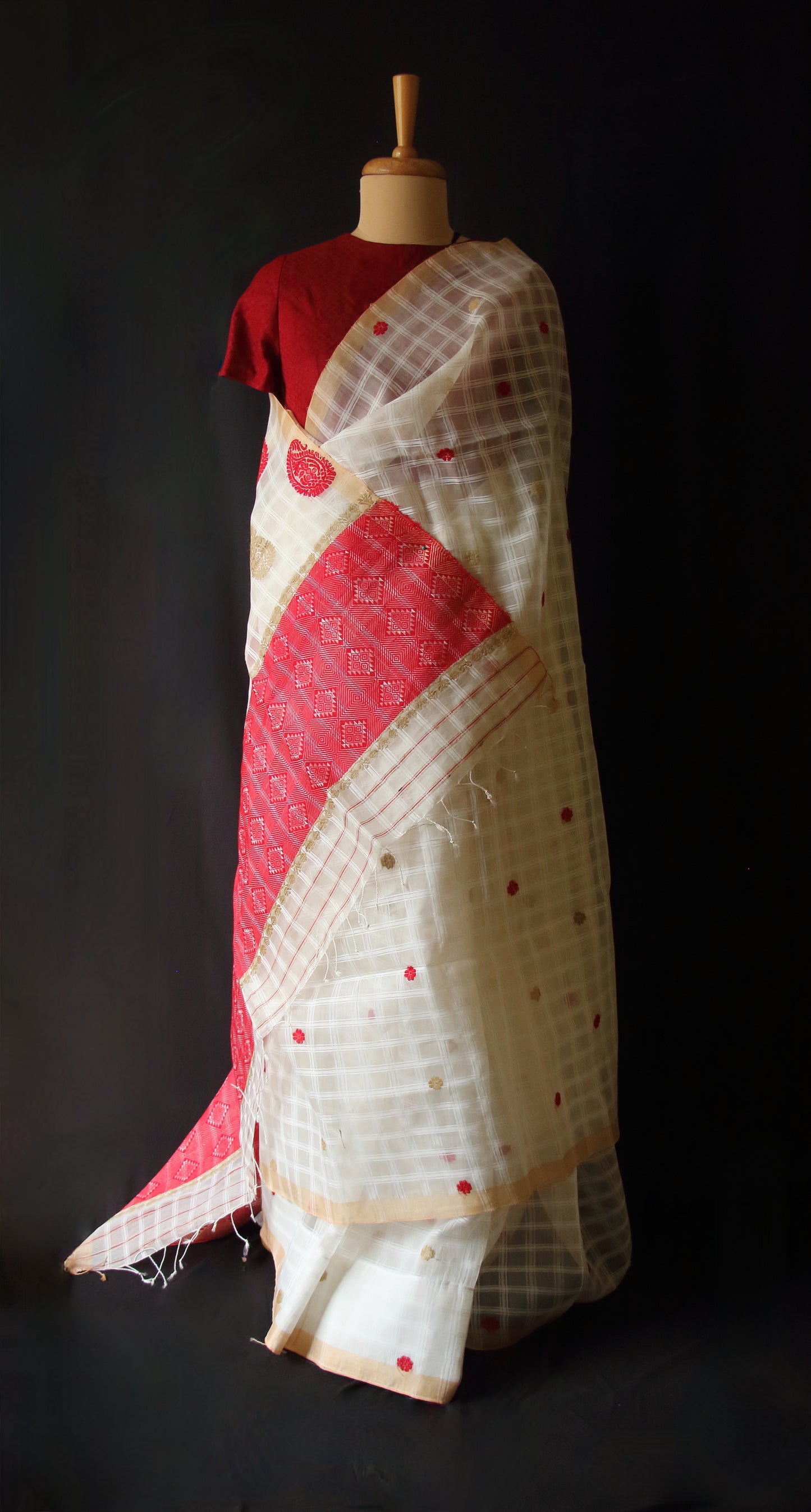 Handloom Garidiya Saree with chequered effect from Assam