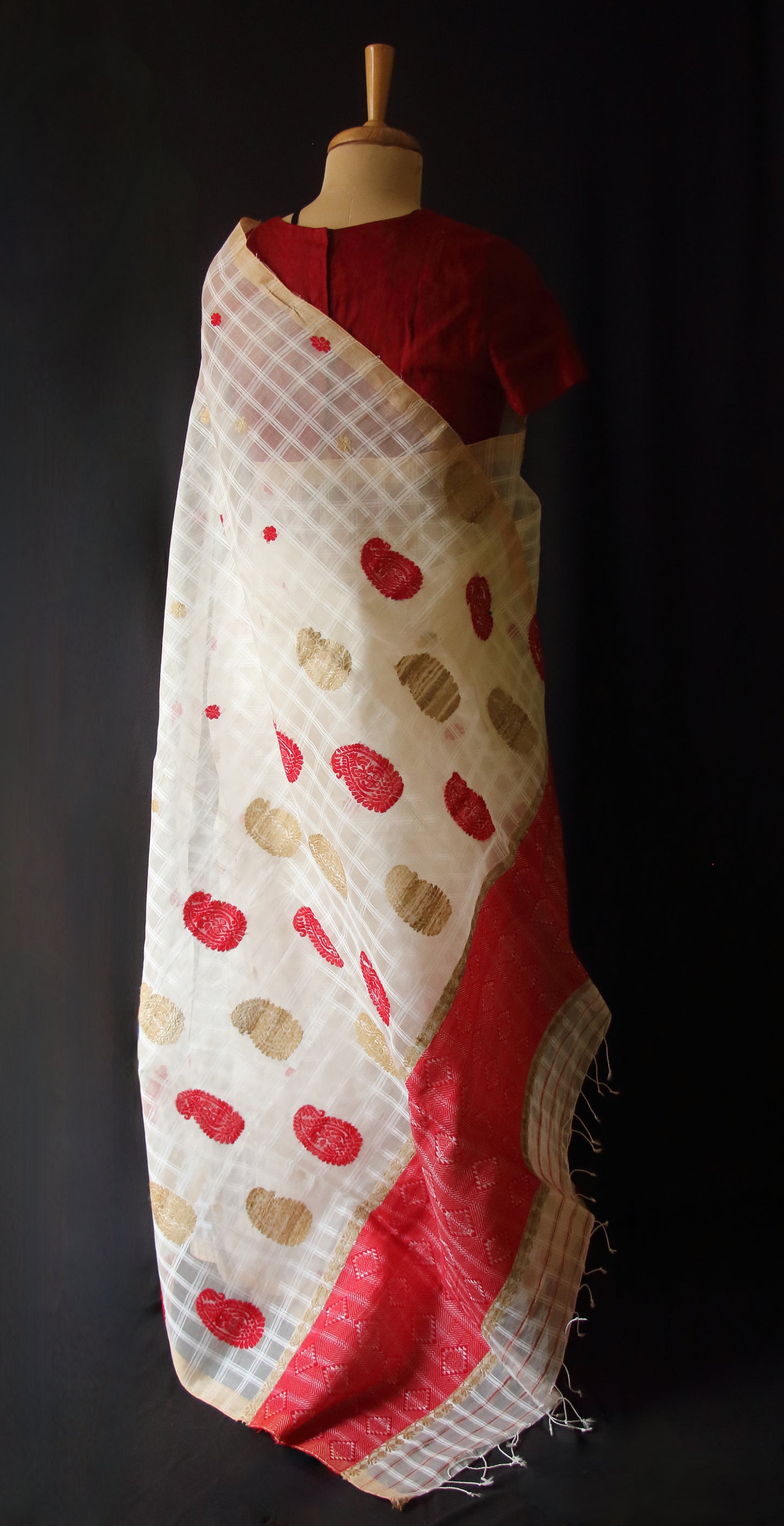 Handloom Garidiya Saree with chequered effect from Assam