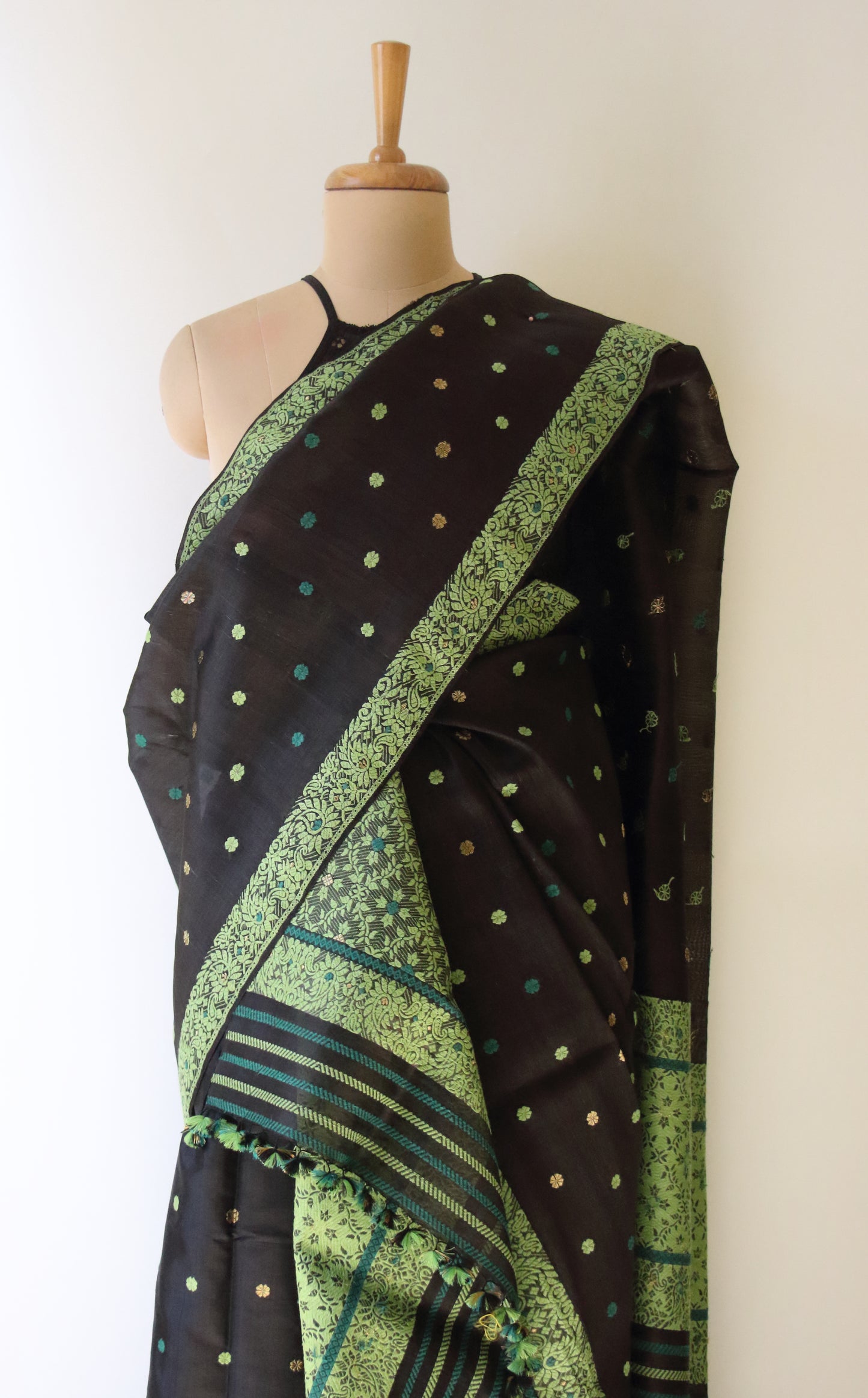 Black Colour Traditional Handloom Mulberry Silk Mekhla Chador Set