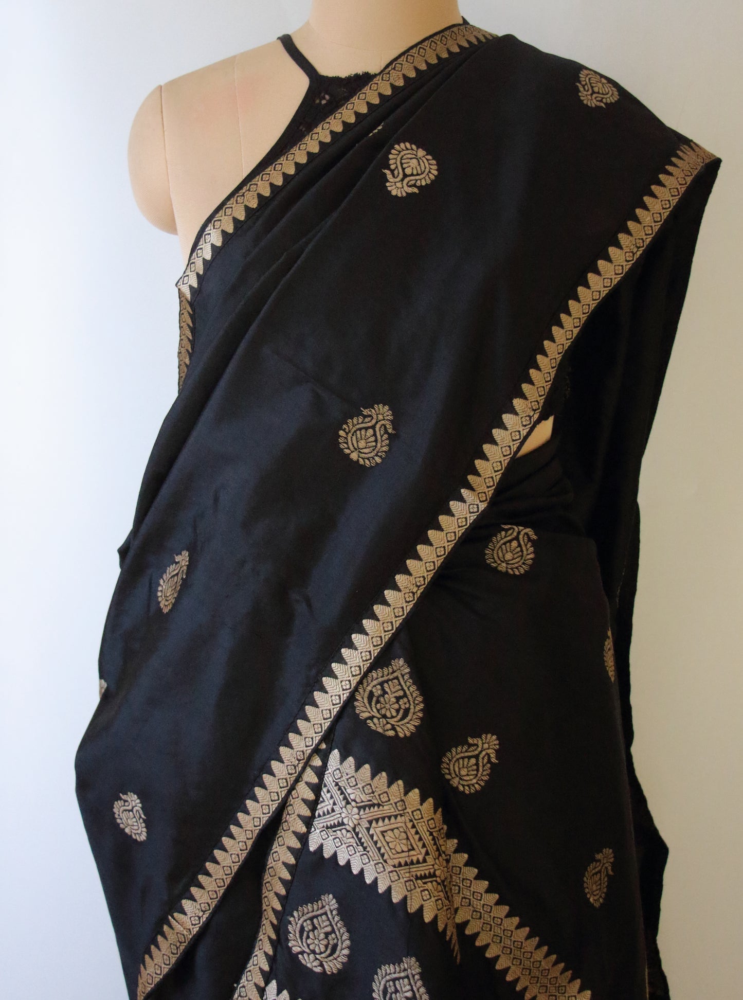 Black Traditional Handloom Mulberry Silk Mekhla Chador Set