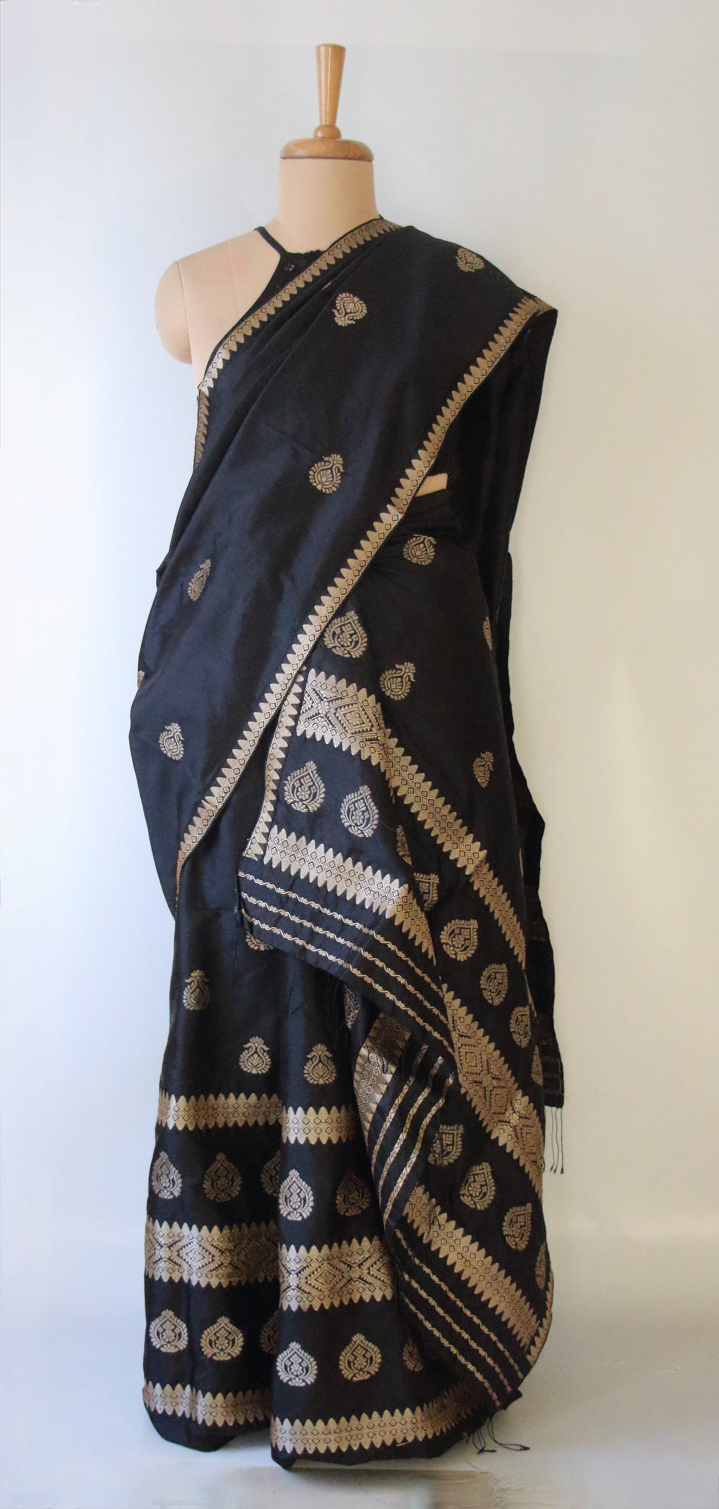 Black Traditional Handloom Mulberry Silk Mekhla Chador Set