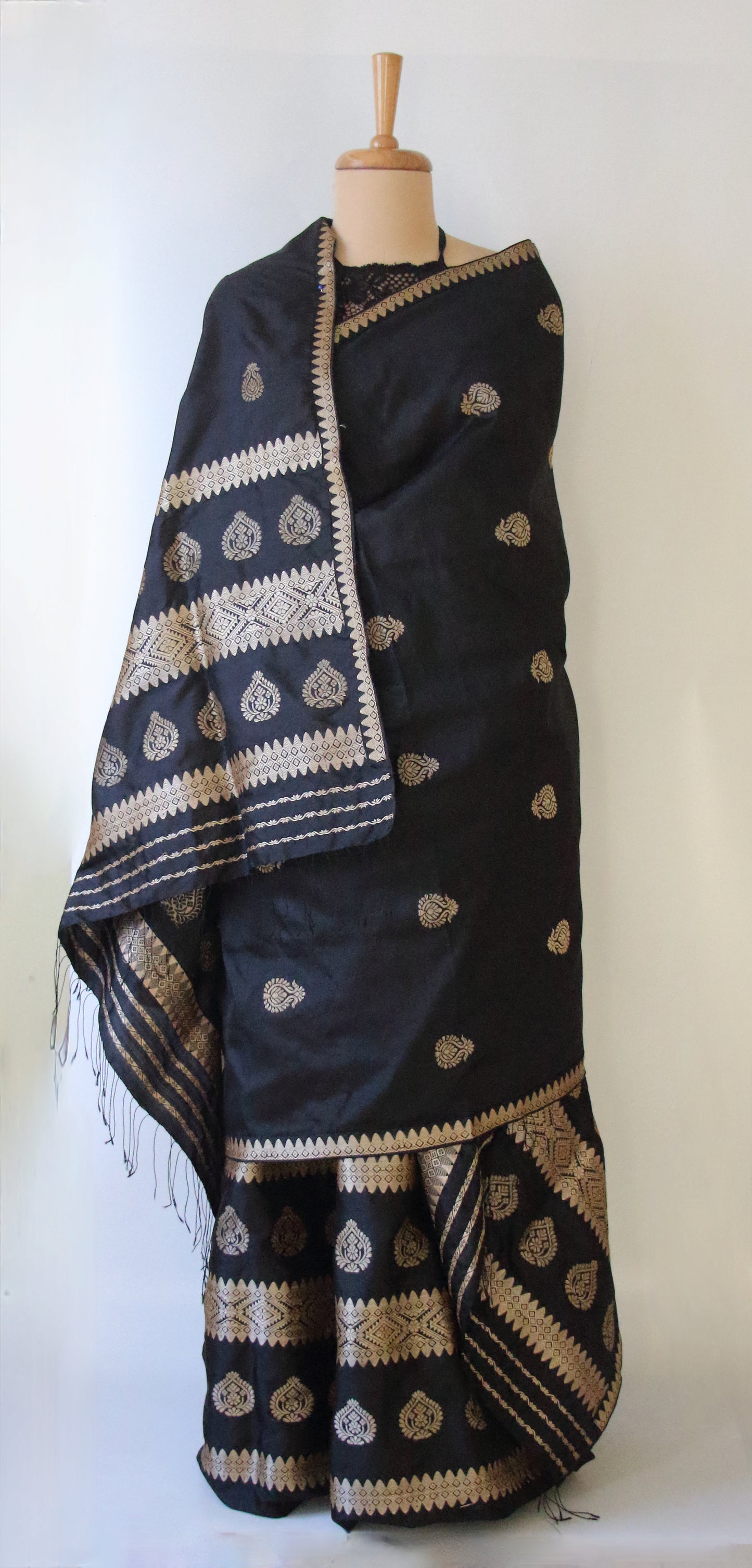 Black Traditional Handloom Mulberry Silk Mekhla Chador Set