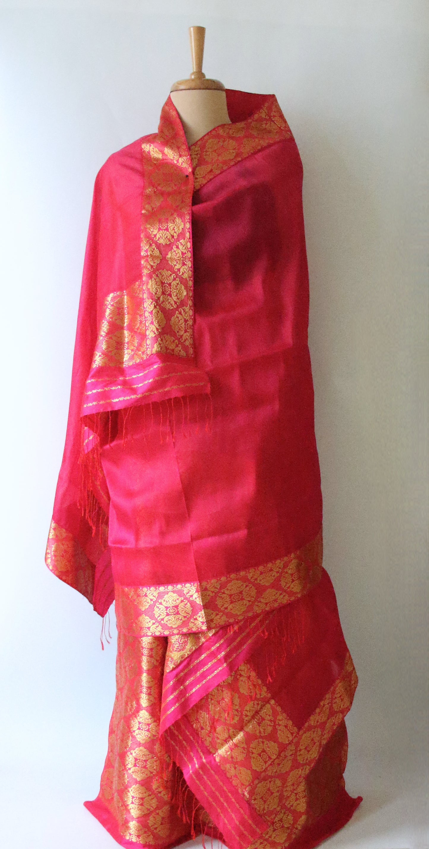 Magenta Pink  Handloom Mulberry Silk Mekhla Chador Set